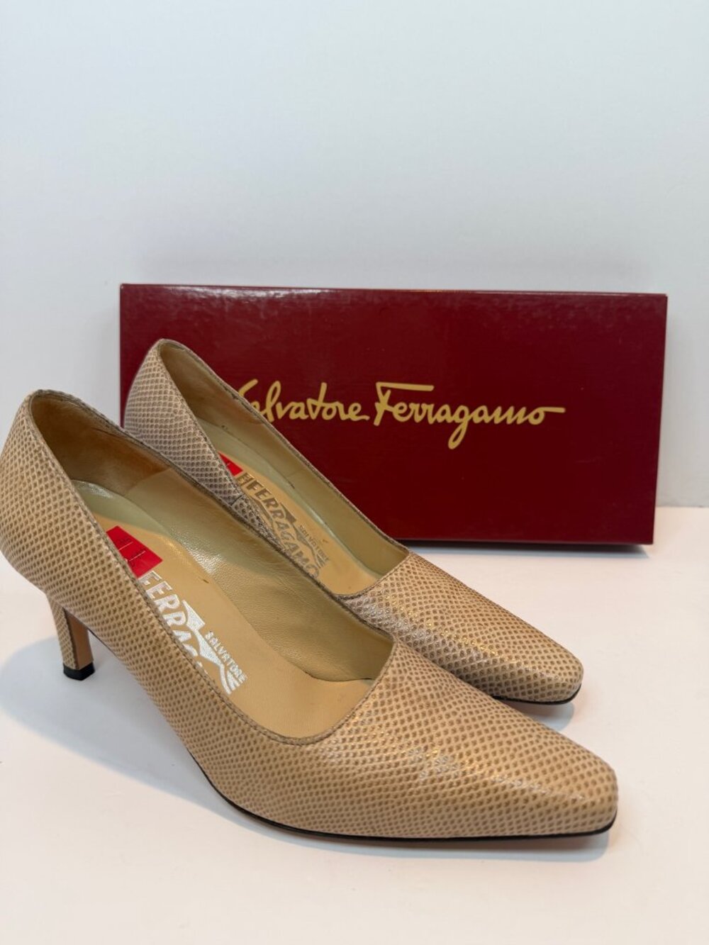 Salvatore Ferragamo Sirene Topazio ES Reptile Pumps Heels Size 6B w/Original Box